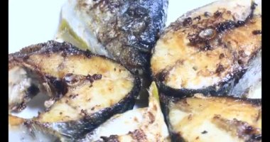 Tabakta kızarmış balık