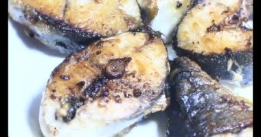 Tabakta kızarmış balık