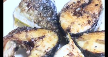 Tabakta kızarmış balık