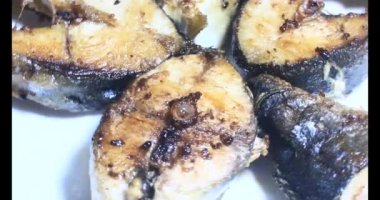 Tabakta kızarmış balık