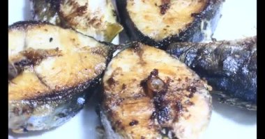 Tabakta kızarmış balık