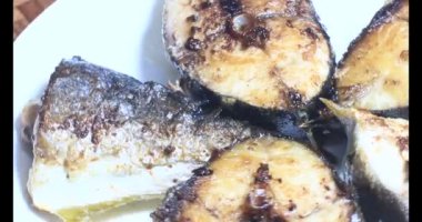 Tabakta kızarmış balık