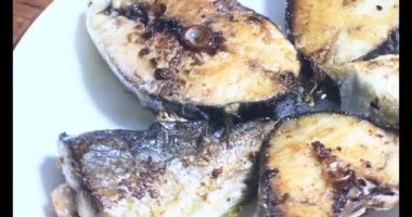 Tabakta kızarmış balık