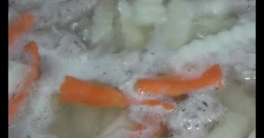 Havuç, kemikli kohlrabi çorbası.