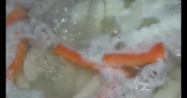 Havuç, kemikli kohlrabi çorbası.