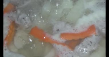 Havuç, kemikli kohlrabi çorbası.