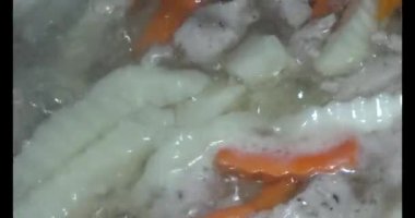 Havuç, kemikli kohlrabi çorbası.