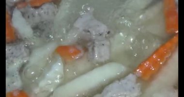 Havuç, kemikli kohlrabi çorbası.