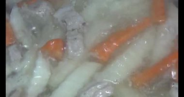 Havuç, kemikli kohlrabi çorbası.