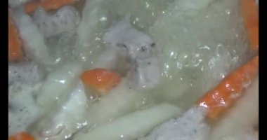 Havuç, kemikli kohlrabi çorbası.