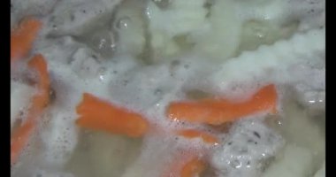 Havuç, kemikli kohlrabi çorbası.