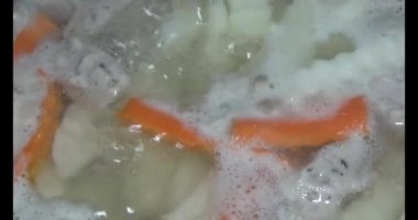 Havuç, kemikli kohlrabi çorbası.