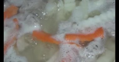 Havuç, kemikli kohlrabi çorbası.