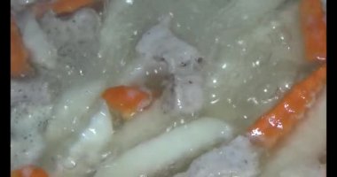 Havuç, kemikli kohlrabi çorbası.