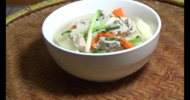 Havuç, kemikli kohlrabi çorbası.