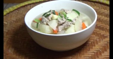 Havuç, kemikli kohlrabi çorbası.