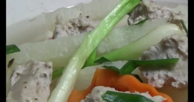 Havuç, kemikli kohlrabi çorbası.