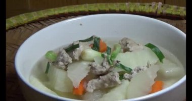 Havuç, kemikli kohlrabi çorbası.