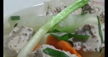 Havuç, kemikli kohlrabi çorbası.