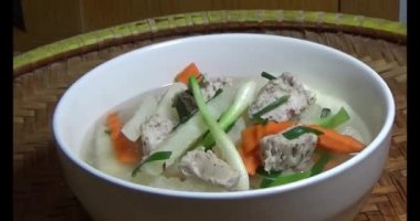 Havuç, kemikli kohlrabi çorbası.