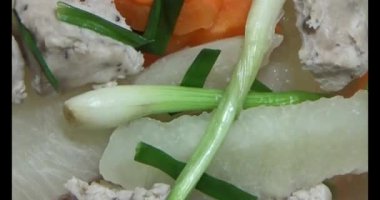 Havuç, kemikli kohlrabi çorbası.