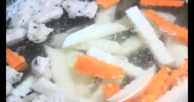 Havuç, kemikli kohlrabi çorbası.