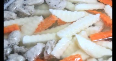 Havuç, kemikli kohlrabi çorbası.