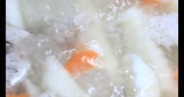 Havuç, kemikli kohlrabi çorbası.