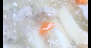 Havuç, kemikli kohlrabi çorbası.