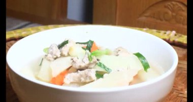 Havuç, kemikli kohlrabi çorbası.