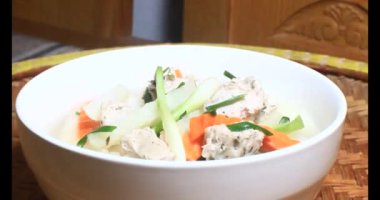 Havuç, kemikli kohlrabi çorbası.