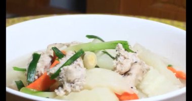 Havuç, kemikli kohlrabi çorbası.