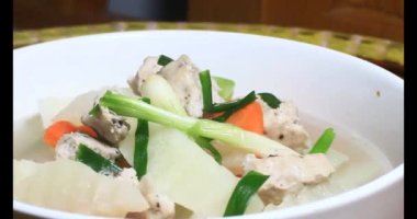 Havuç, kemikli kohlrabi çorbası.