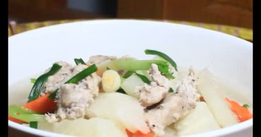 Havuç, kemikli kohlrabi çorbası.