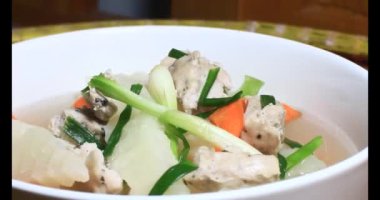 Havuç, kemikli kohlrabi çorbası.