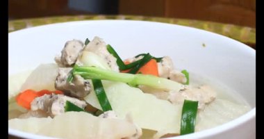 Havuç, kemikli kohlrabi çorbası.