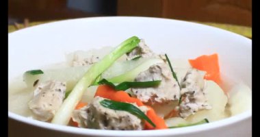 Havuç, kemikli kohlrabi çorbası.