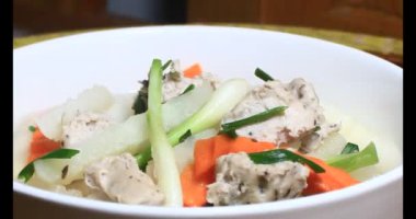 Havuç, kemikli kohlrabi çorbası.