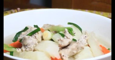 Havuç, kemikli kohlrabi çorbası.