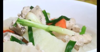 Havuç, kemikli kohlrabi çorbası.