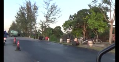 Lavaboda elma yıka.