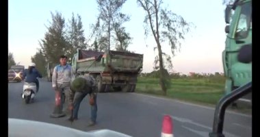 Lavaboda elma yıka.