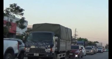 Lavaboda elma yıka.