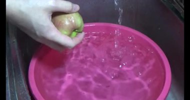 Lavaboda elma yıka.