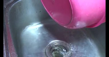 Lavaboda elma yıka.