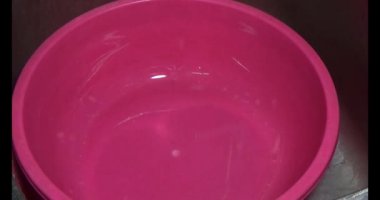 Lavaboda elma yıka.