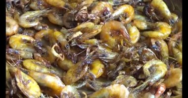 Kızarmış karides plaka üzerinde