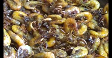 Kızarmış karides plaka üzerinde