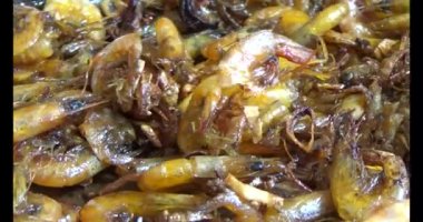 Kızarmış karides plaka üzerinde