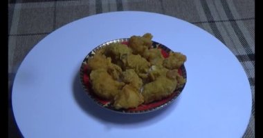 Tabakta kızarmış balık